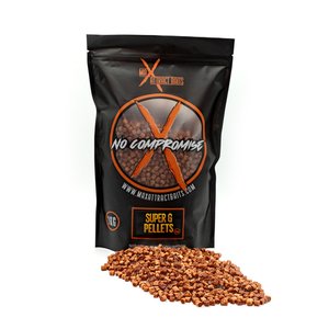 1kg bag of max attract baits super g carp pellet set in white backgroud with pile of brown pellet infront of bag